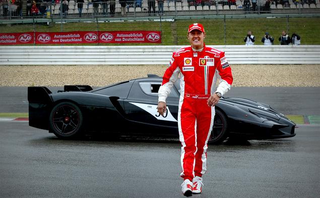 Единственный человек, получивший Ferrari FXX бесплатно -- Михаэль Шумахер. Немцу машину подарили в 2006 году после того, как он объявил о завершении карьеры. В 2013 году машину [выставили](http://www.carscoops.com/2013/06/michael-schumachers-unique-black.html) на продажу за два миллиона евро.