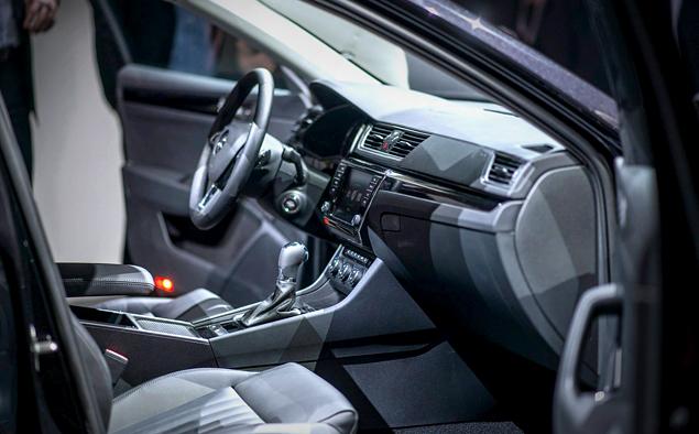 Салон Skoda Superb нового поколения, конечно, несколько отличается от интерьера Octavia, но похожих деталей все-таки намного больше