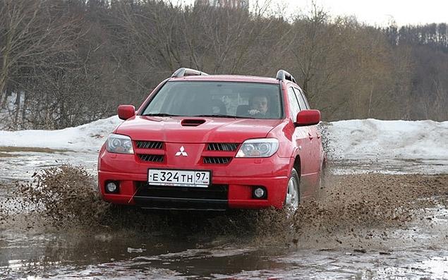 Mitsubishi Motors выпускает кроссоверы с 2003 года - когда на рынке появился Mitsubishi Outlander первого поколения. На фото - "заряженный" Outlander с двухлитровым турбомотором и упрощенной полноприводной трансмиссией от Evolution.