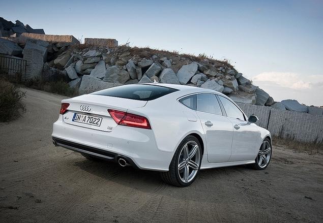 В России A7 Sportback пока будет доступен только с бензиновыми моторами. Моноприводный вариат 2.8 FSI будет стоить от 2,379 миллиона рублей, а версия с компрессорной "шестеркой" и полным приводом - на 316 тысяч дороже. Точные сроки появления дизельных вариантов пока не сообщаются, однако они непременно будут - премиальные модели с "дизелями" сейчас становятся все более популярными у россиян.