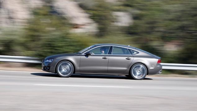 Моноприводный вариант A7 Sportback с 204-сильным дизелем и клиноцепным вариатором Multitronic не сильно уступает более мощным вариантам как в динамике, так и в общем ощущении комфорта. А больше всего удивило то, как здорово вариатор имитирует работу традиционного "автомата" - двигатель никогда не зависает на одних боротах, а машина при этом очень линейно следует за педалью газа. Уверен, что если провести тест среди обычных автомобилистов, то девять из десяти испытуемых решат, что под капотом вариаторной "семерки" скрывается обычная автоматическая трансмиссия.
