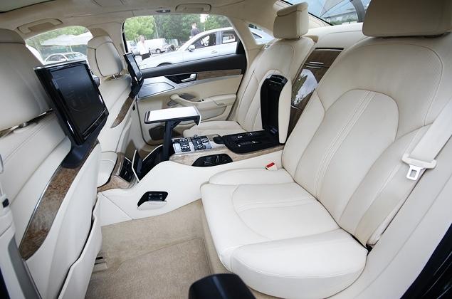 Чтобы представить наглядно, насколько больше места в салоне Audi A8 L по сравнению, например, с обычным седаном С-класса, сядьте на стуле перед стеной так, чтобы между ней и вашими коленками осталось 5-7 сантиметров свободного пространства. А затем отодвиньтесь вместе со стулом на полметра назад.