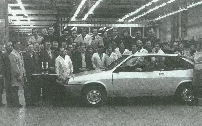 В 1979 году с конвйера завода сошел первый опытный образец ВАЗ-2108.