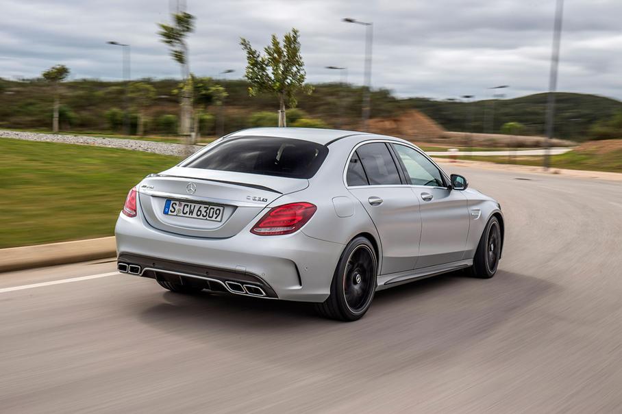 Mercedes называет C 63 AMG «самым экономичным автомобилем с 8-цилиндровым двигателем в премиум-сегменте». Заявленный расход – 8,2 литра на сотню