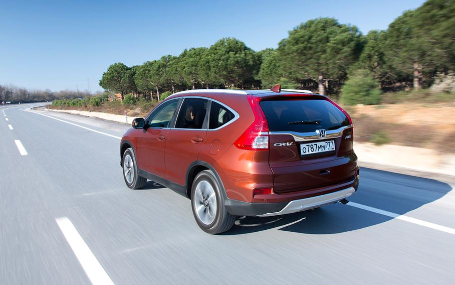 Honda CR-V создана для размеренного передвижения по хорошим дорогам. В спокойном стиле на трассе машина с мотором 2.4 потребляет меньше восьми литров топлива на сто километров.