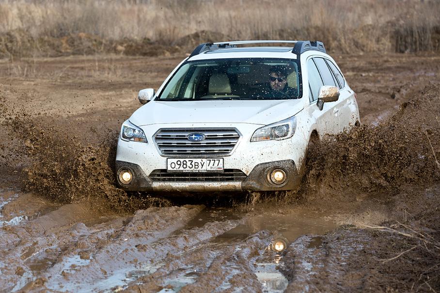 Subaru Outback действительно не боится окунуться в грязь по зеркала. Даже на обычных шинах.
