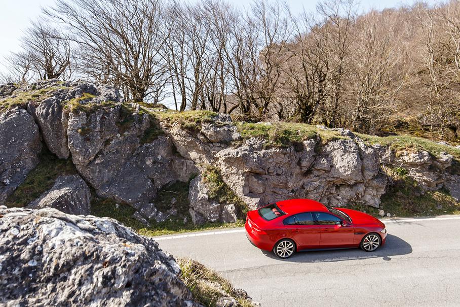 В России у дилеров Jaguar XE появится в конце июля, но относительно доступной начальной версии вроде BMW 316i или Mercedes-Benz C 180 у XE не будет. Между тем, именно на них приходится наибольший спрос в этом сегменте.
