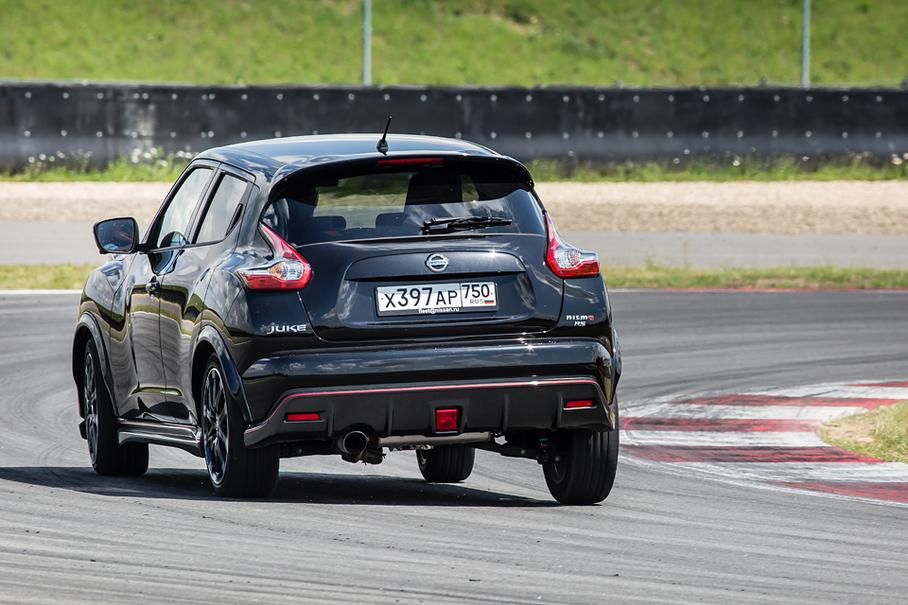 Дорожный просвет Juke Nismo RS на пять сантиметров больше, чем у Clio RS: 170 миллиметров против 120.
