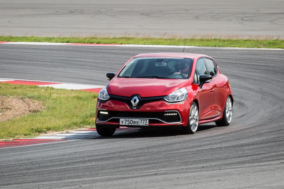 Clio RS управляется очень достойно даже на треке. Жаль, что валить на хот-хэтче на все деньги получается недолго.