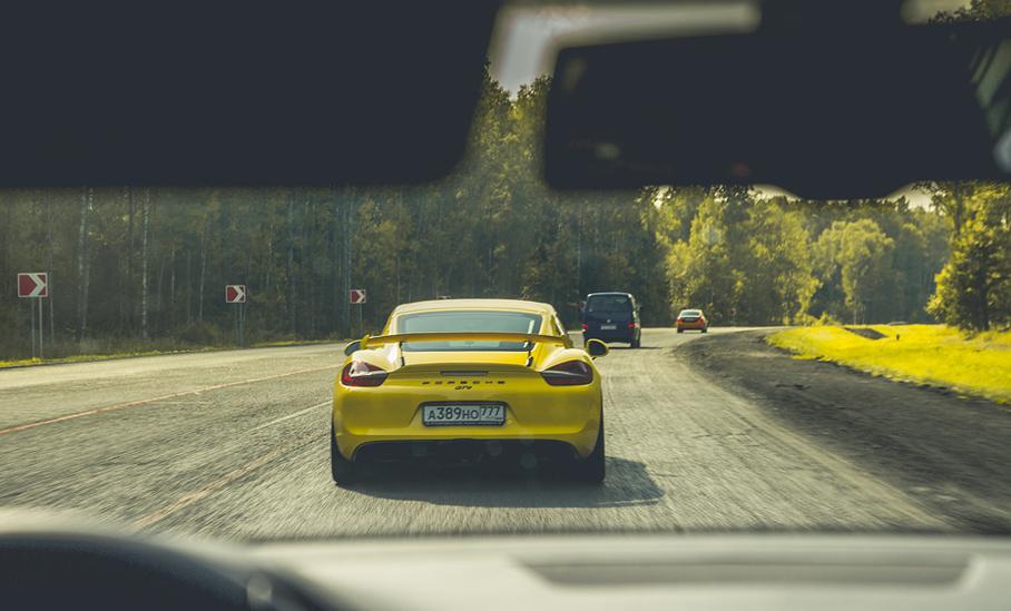 На дорогах общего пользования Porsche Cayman GT4 похож на тесную 911 Carrera S с зажатой подвеской.
