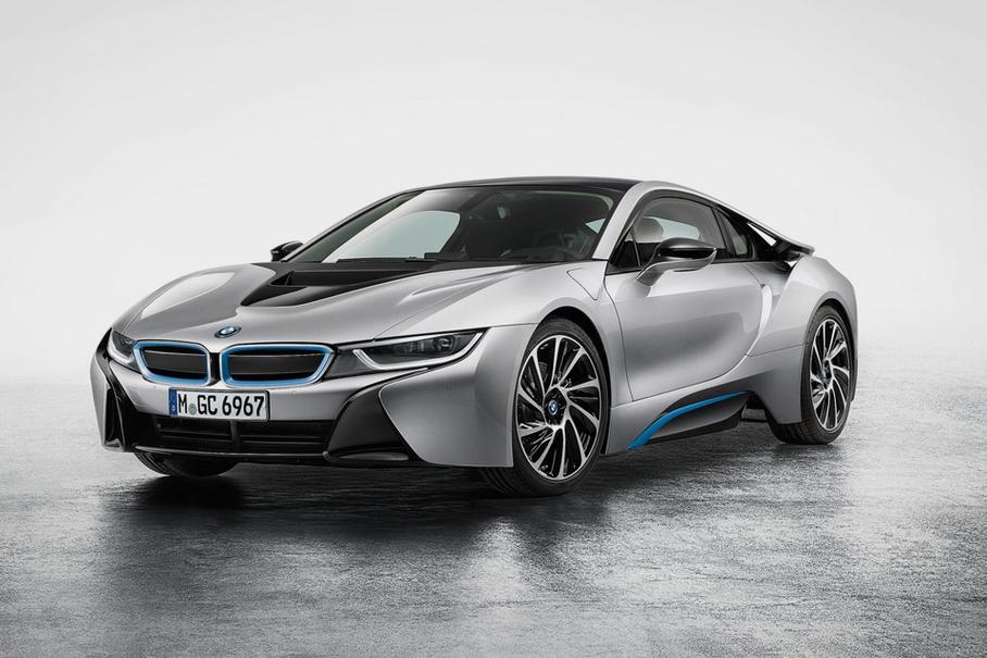 BMW i8, пожалуй, самый [технологичный автомобиль](http://motor.ru/articles/2015/03/10/bmwmegatrip/) в линейке немецкой компании. На модели используются два двигателя – электрический мощностью 131 лошадиная сила и бензиновый, развивающий 231 силу. У каждого из них своя коробка передач. В зависимости от режима управляющей электроники i8 может быть передне-, задне- и полноприводным.