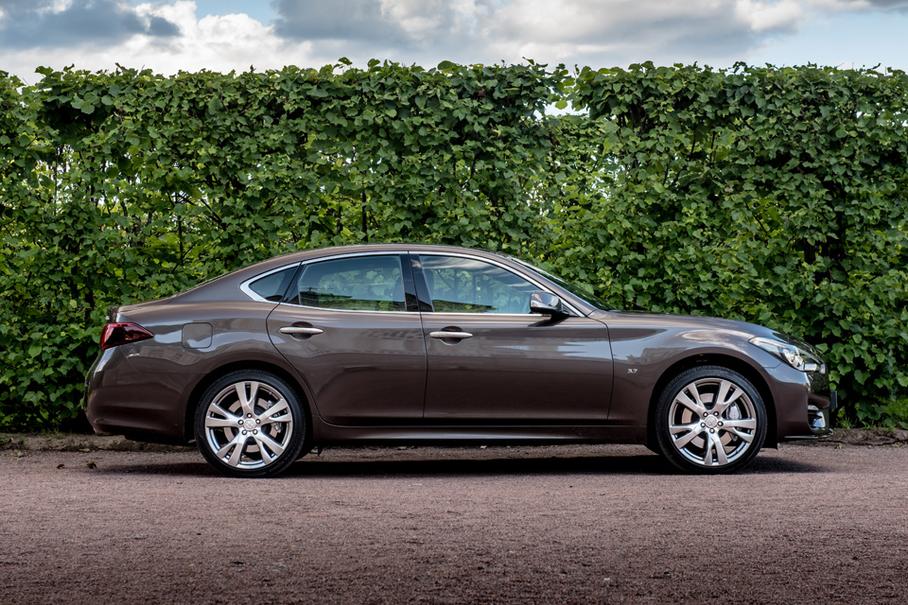 Мотор у Infiniti Q70 сдвинут в пределы базы, а развесовка составляет 53:47 в пользу передней оси