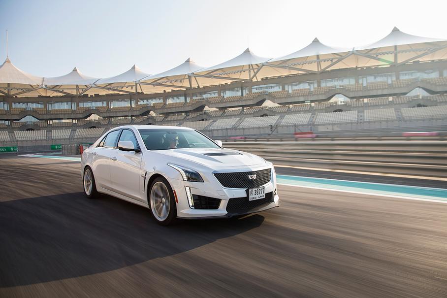 Со звуком у CTS-V есть хитрость: низкие частоты здесь дополнительно усиливаются через динамики штатной аудиосистемы. Но сам звук настоящий – он транслируется с микрофона, закрепленного в районе впускного тракта под капотом.