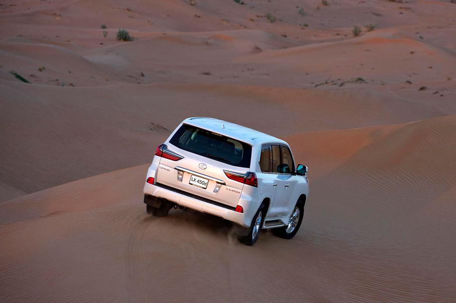 Несмотря на то, что габариты Lexus LX после обновления немного увеличились за счет новых бамперов, приличные углы въезда и съезда (25 и 20 градусов соответственно) и большой дорожный просвет (225 миллиметров) остались прежними. Помимо этого, в арсенале LX есть постоянный полный привод, поэтому его возможности на бездорожье определяются только шинами и навыками водителя.