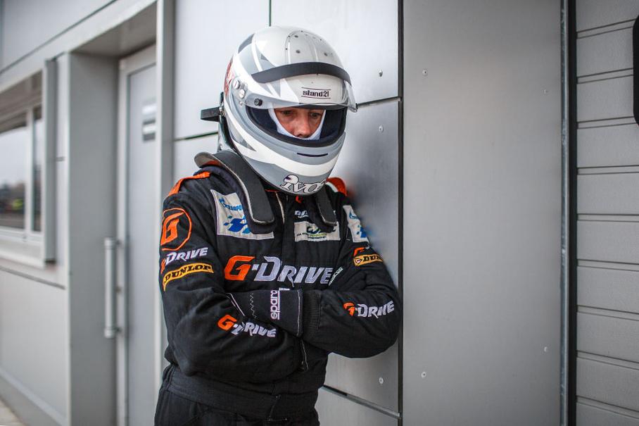 Перед гонкой я получил примерно 400 тысяч сообщений от гонщика G-Drive Racing Романа Русинова. Рома в тот момент был в Японии, готовился к этапу WEC (World Endurance Challenge). И теперь пришло время упорядочить все советы, которые он мне дал. Так, что там было первое? Накануне лучше не пить?