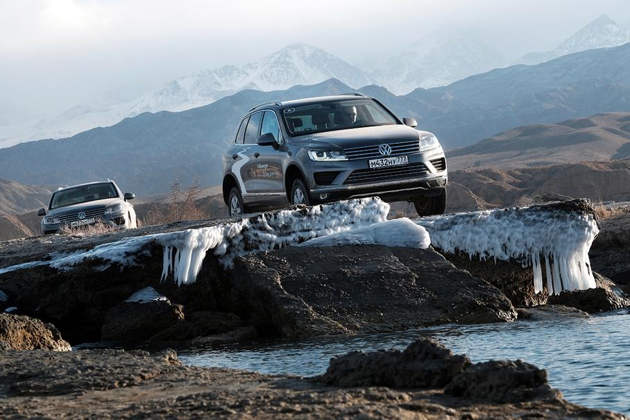 Внедорожный потенциал VW Touareg — это не только полный привод. У модели неплохая геометрия: максимальный дорожный просвет составляет 300 миллиметров, угол въезда варьируется в диапазоне от 26 до 30 градусов (в зависимости от положения пневмоподвески), а угол съезда — от 27 до 31 градуса. Максимальная глубина брода для внедорожника с пневподвеской — 580 миллиметров. Плюс ко всему, у «Туарега» море электронных помощников, включая ассистенты спуска и подъема.