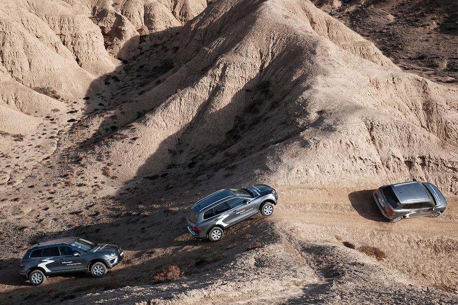 Программа Volkswagen Driving Experience существует не только в России. Автопроизводитель предлагает прокачать водительские навыки на специальных полигонах и во время длительных экспедиций клиентам в Германии, Австрии, США и других странах. В рамках российского Driving Expirience в 2015 году прошло еще одно путешествие: [на Кольский полуостров](http://motor.ru/articles/2015/12/04/vwdrivingexp/).