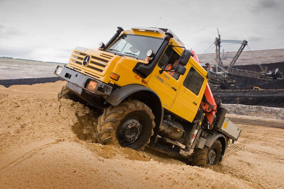 Unimog, пожалуй, самый известный грузовик с трехлучевой звездой. Эта модель универсальна настолько, что ее можно использовать как для перевозки грузов, так и для уборки снега или тушения пожаров. Более того, у «Унимога» есть даже модификация, созданная для работы в поле.