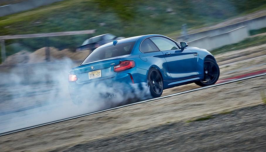 Официальный старт продаж BMW M2 в России намечен на апрель текущего года, но дилеры принимают заявки еще с декабря. Базовая цена — 3 650 000 рублей, доплата за «робот» составит 178 800 рублей. Для сравнения, цены на седан BMW M3 стартуют с отметки 3 950 000 рублей, на купе М4 — с 4 080 000 рублей, а 381-сильный Mercedes-Benz A45 AMG можно взять за 2 860 000 рублей.