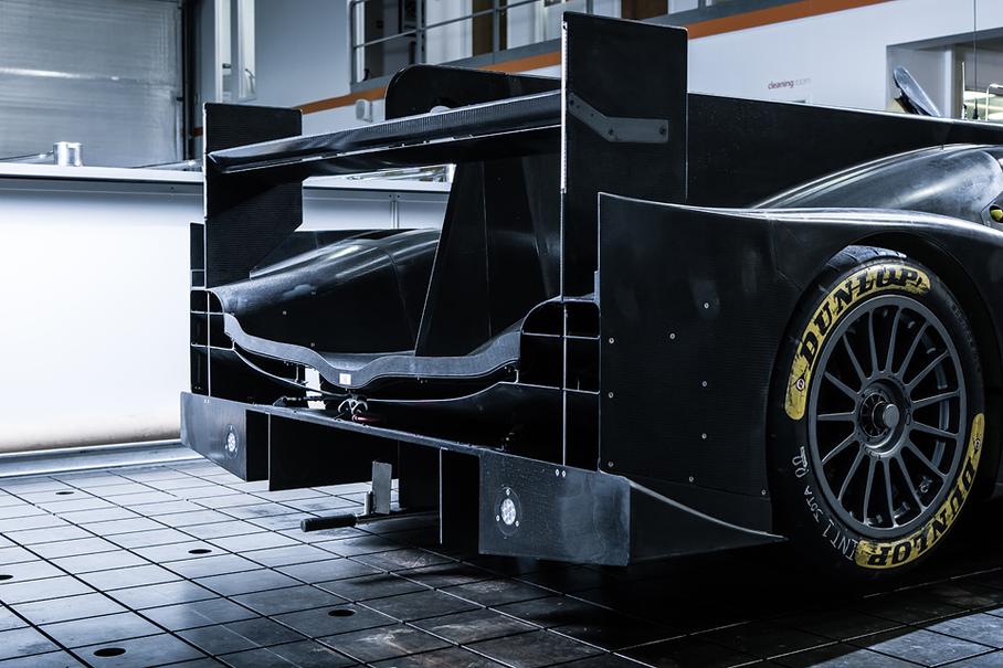Колесные диски для ORECA 05 поставляет OZ Racing, тормоза – Brembo. Амортизаторы обслуживает малоизвестная фирма PKM, расположенная неподалеку от автодрома Поль-Рикар.