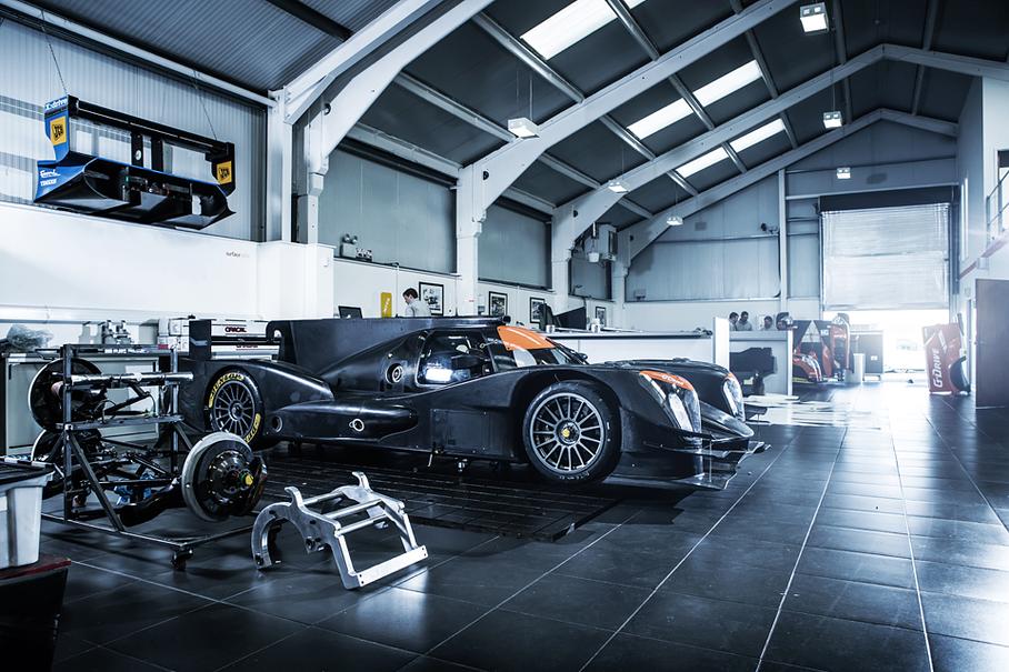 Мы посетили базу команды Jota Sport до начала предсезонных тестов WEC во Франции, поэтому ORECA 05, на которой поедут Русинов, Раст и Бертон была еще не оклеена. На тестах российский коллектив [показал](http://motor.ru/news/2016/03/28/wecricard/) третье время среди прототипов категории LMP2 и десятое место в общем протоколе.