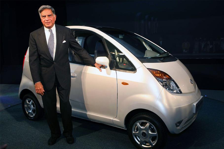 Ратан Тата включился в семейный бизнес Tata group в 1962 году, а в конце 90-х компания выпустила первую модель автомобиля, полностью разработанного в Индии. На фото одна из самых дешевых машин в мире - Tata Nano