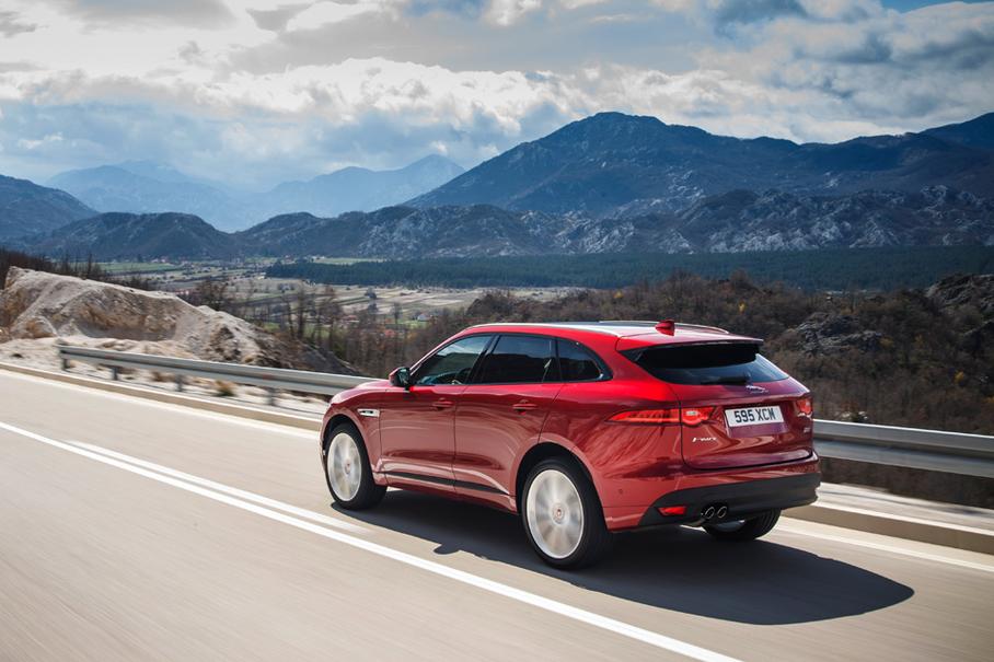 Акустический комфорт на мощных версиях F-Pace настолько хорош, что кажется даже избыточным. Нам бы поменьше шумоизоляции и побольше звука выхлопа. На версиях с дизелем такого желания не возникает: в динамическом режиме звук двигателя проникает в салон в нужном количестве. В «комфорте» и на холостых оборотах практически растворяется. F-Pace – как талантливая актриса – предстает перед нами в удивительно контрастных образах 