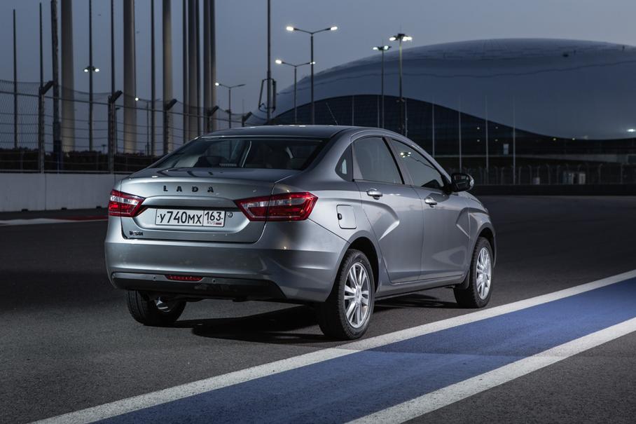 Подвеска Lada Vesta каким-то образом сочетает и любовь к быстрым поворотам, и иммунитет против плохих дорог.