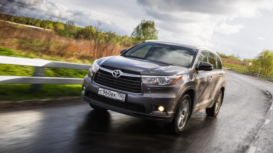 Toyota Highlander — самый высокий в квартете, его клиренс равен 197 мм., но угол въезда — самый маленький