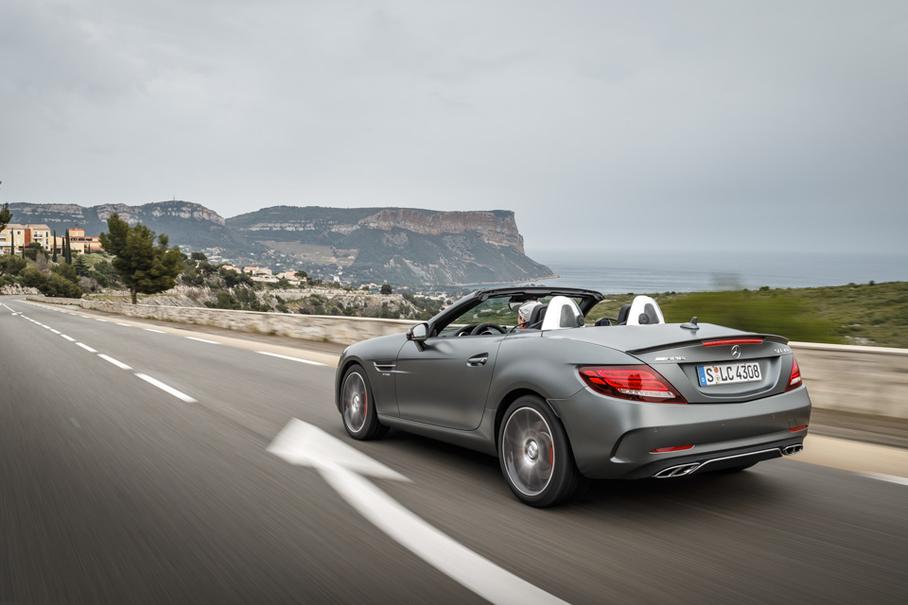 В выпускной системе AMG 43 SLC используются заслонки, контролируемые электроникой. В обычном режиме это будет приглушенный рокот, а в режиме Sport или Sport+ мехатронного шасси голос битурбированной шестерки становится куда громче и злее.
