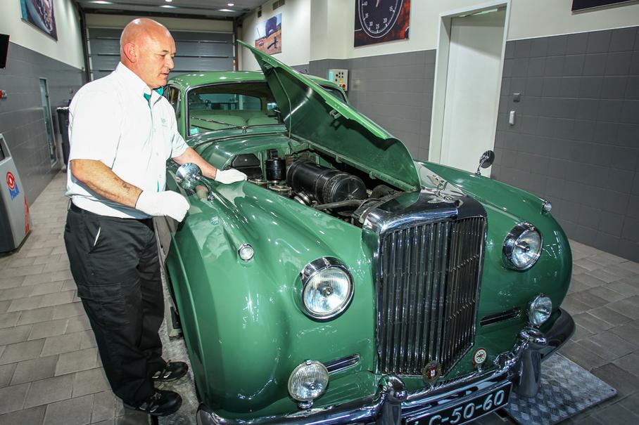 Это — седан [Bentley S1](https://en.wikipedia.org/wiki/Bentley_S1) 1958 года выпуска. Автомобиль был собран 60 лет назад в Крю по индивидуальному заказу клиента из Португалии, о чем говорит золотистый герб с синим крестом на переднем бампере.