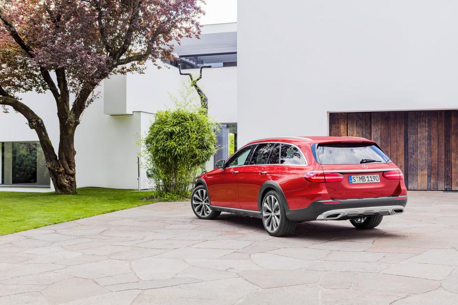 В отличие от обычного универсала E-Class, версия All-Terrain по умолчанию имеет полный привод 4Matic и пневматическую подвеску Magic Body Control. Внешние отличия — металлические накладки на порогах и бамперах, пластиковые расширители колесных арок, хромированные рейлинги на крыше и решетка радиатора с двумя «продырявленными» планками, как на большом внедорожнике GLS.