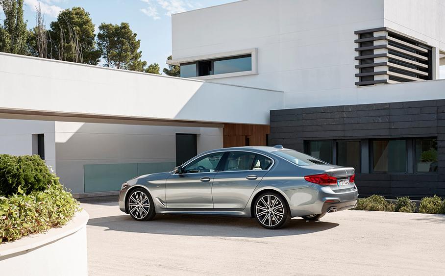 Новая BMW 5 серии стала на 36 миллиметров длиннее (4936 мм), на 6 миллиметров шире (1868 мм) и на 2 миллиметра ниже (1466 мм). Колесная база прибавила в длину 7 миллиметров и теперь совсем чуть-чуть не дотягивает до трех метров — 2975 мм.