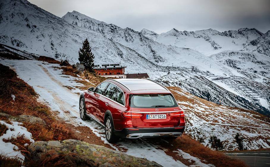 Режим управляющей электроники All-Terrain не только увеличивает дорожный просвет, но также сглаживает реакции мотора на работу педалью газа и практически не предполагает использование какой-либо передачи, кроме первой.