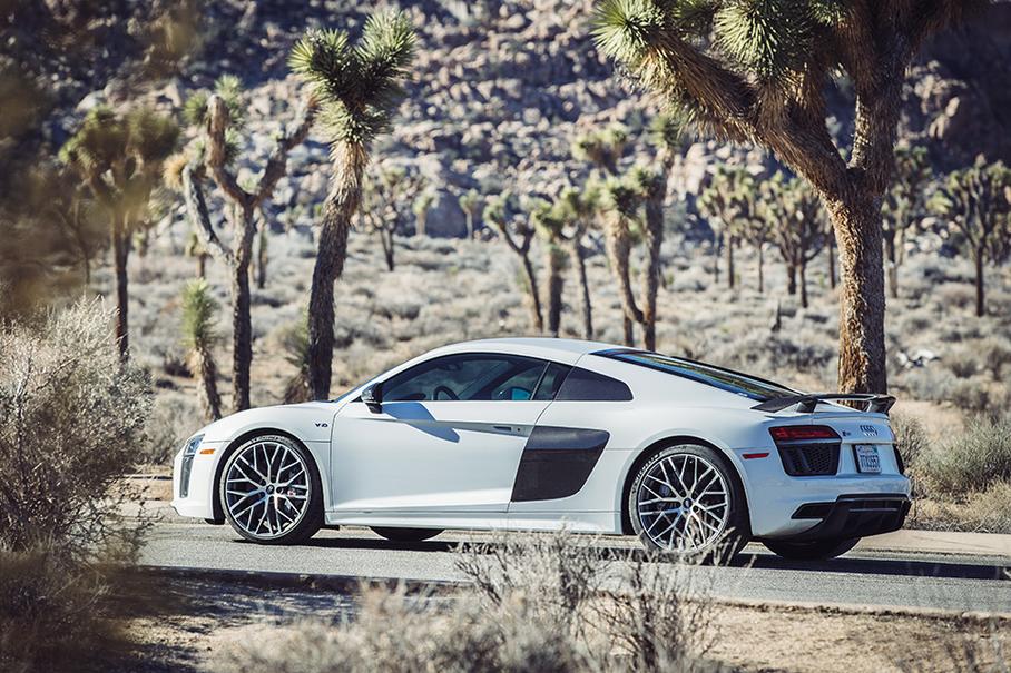 На Audi R8 новые «Мишлены» ведут себя тише и благороднее всего. Да и сам автомобиль на фоне «Мерседеса» и Ferrari кажется настоящим суперкаром — быстрым, точным, громким.