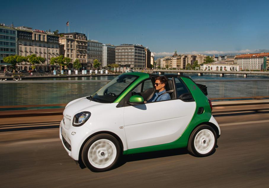 Электрические Smart Fortwo и Forfour официально появятся в России в конце 2017 года. Ближе к этому времени огласят и рублевые цены. Продажи кабриолета серии electric drive стартуют в начале следующего года. 