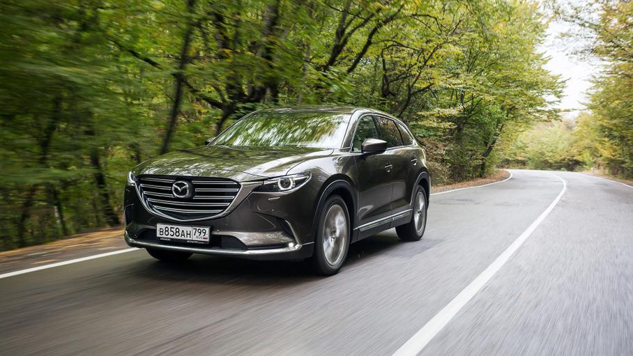 Все Mazda CX-9 оснащаются системой G-Vectoring Control, которая в начале маневра слегка придушивает двигатель, загружая переднюю ось и обостряя реакции. Правда, по ощущениям ее помощь так же незаметна, как и на любой другой «Мазде».