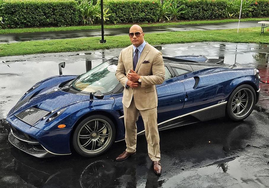Дуэйн Джонсон c Pagani из Prestige Imports во время съемок сериала «Футболисты». Фото с этой машиной в Инстаграме Джонсона собрало почти 800 000 лайков