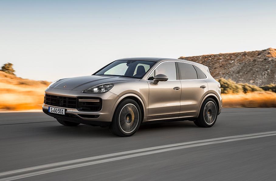 Для Porsche Cayenne доступны все самые свежие электронные помощники, включая адаптивный круиз с распознаванием знаков и системой удержания в полосе, комплекс ночного видения и комплекс камер кругового обзора. Есть доступ в интернет через встроенную симкарту LTE.