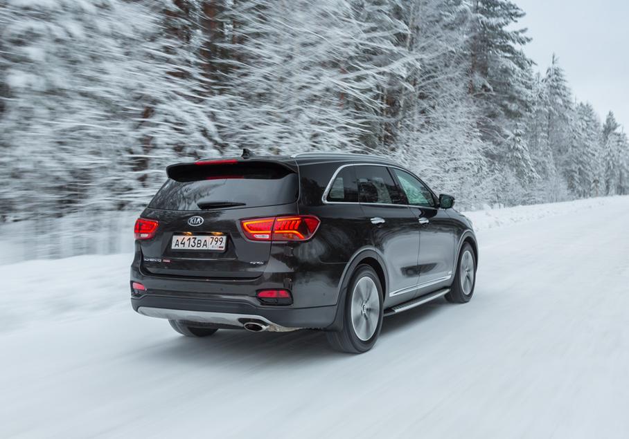 Все версии Kia Sorento Prime оснащаются системой подключаемого полного привода с муфтой Magna Dynamax, которая передает тягу задним колесам. В Kia утверждают, что муфта всегда работает с преднатягом и перебрасывает момент превентивно. То есть какая-то тяга на задних колесах вседорожника есть всегда.