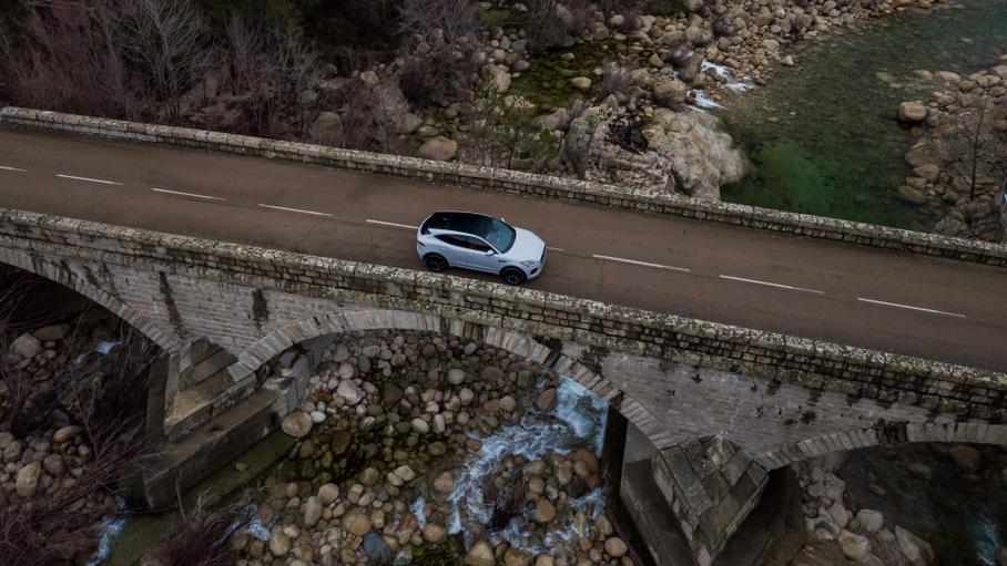 Каминг-аут. -- Первый тест Jaguar E-Pace