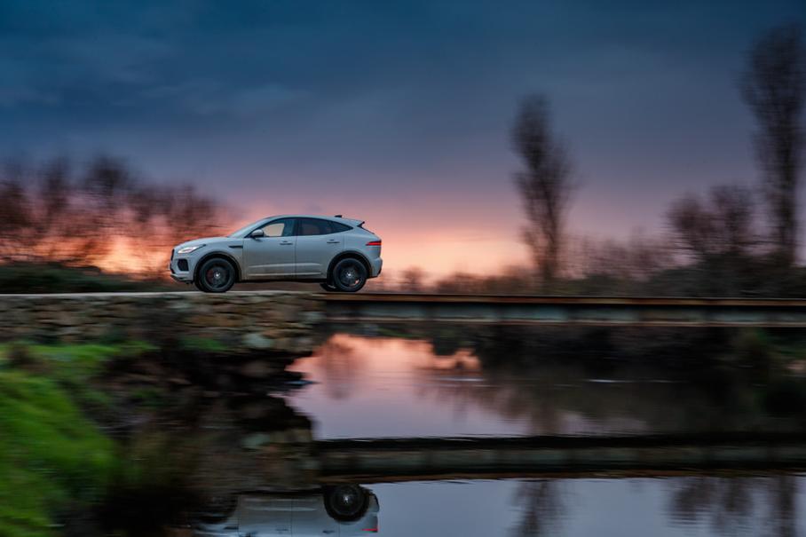В России все E-Pace будет только с полным приводом и «автоматом». Самая доступная версия с 150-сильным дизелем стоит от 2 455 000 рублей. 300-сильный бензиновый вариант – минимум от 3 365 000 рублей.