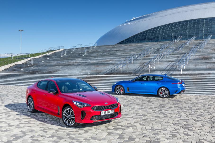 На Kia Stinger можно даже заказать разноширокие 19-дюймовые шины спереди и сзади: на переднюю ось в этом случае встанут покрышки размености 225/40, а на заднюю – 255/35.