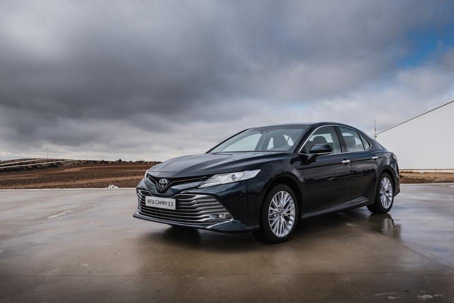 Toyota Camry в новом поколении становится глобальной моделью. То есть, дизайн машины в США, Азии и в России теперь будет одинаковым. Раньше у нас продавалась азиатская модификация, а в Америке «Камри» выглядела иначе.
