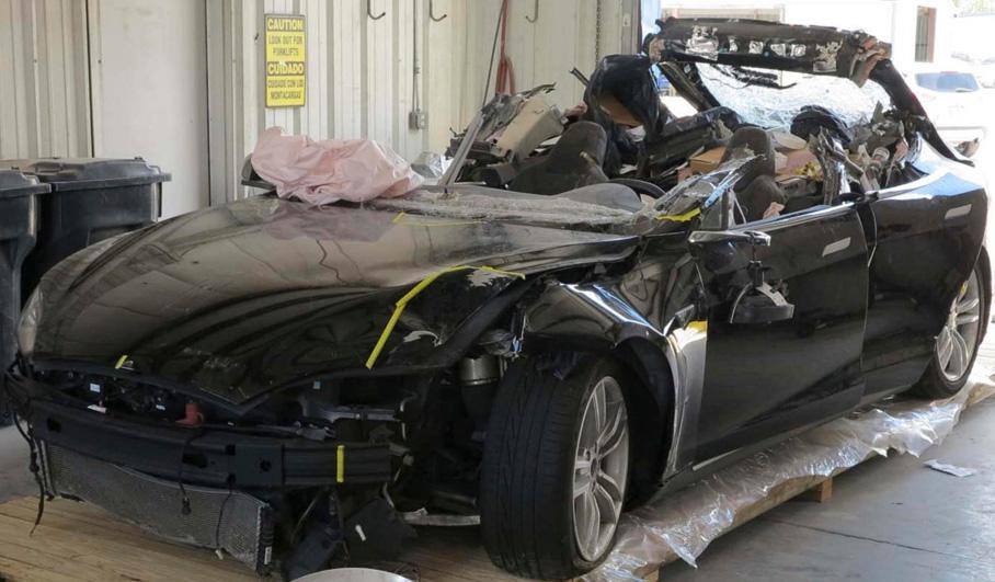 Разбитая Tesla, в которой погиб Джошуа Браун. Расследование показало, что камеры в солнечный день не распознали белую фуру, а показания радара не имели большого веса в алгоритме принятия решений. Кроме того, софт в принципе не предусматривал дорожную ситуация, где другой автомобиль под прямым углом пересекает полосу, в которой двигается машина под управлением автопилота