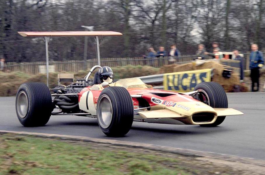 Lotus 49 1968 года: антикрыло на высоких стойках крепится непосредствненно к кулакам задней подвески
