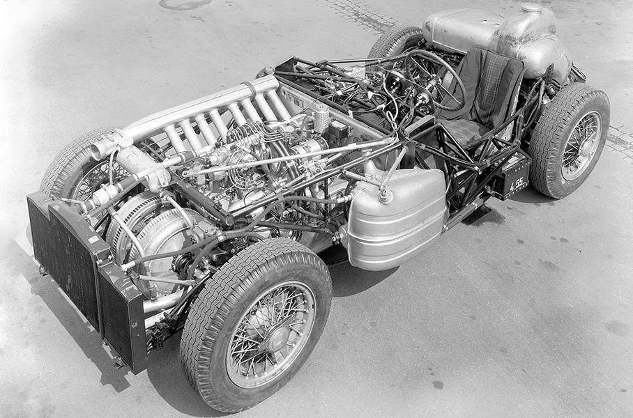 Mercedes 300 SLR со снятыми внешними панелями: за радиатором двигателя видна пара оребренных тормозных барабанов