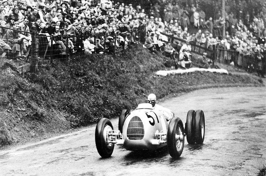 1936 год: на трассе горной гонки — Auto Union Typ C с двигателем V16 мощностью 520 лошадиных сил