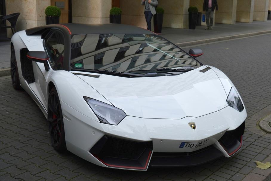 Lamborghini Генриха Мхитаряна в Дюссельдорфе (армянский футболист прежде выступал в «Боруссии»)