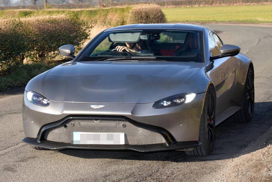 Давид де Хеа едет на тренировку на Aston Martin Vantage. Испанец отличается нетривиальным, по футбольным меркам, выбором машин. Например, в качестве кроссовера он выбрал скромный Volkswagen Touareg